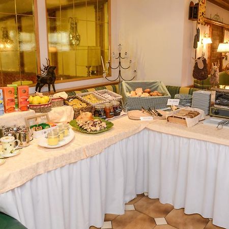 Hotel Corona Pinzolo Bagian luar foto