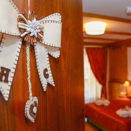 Hotel Corona Pinzolo Bagian luar foto