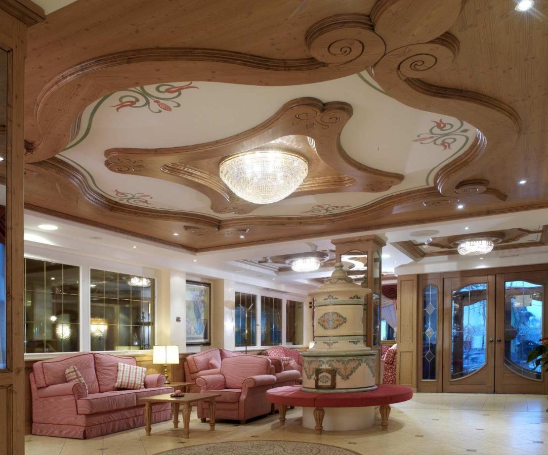 Hotel Corona Pinzolo Bagian luar foto