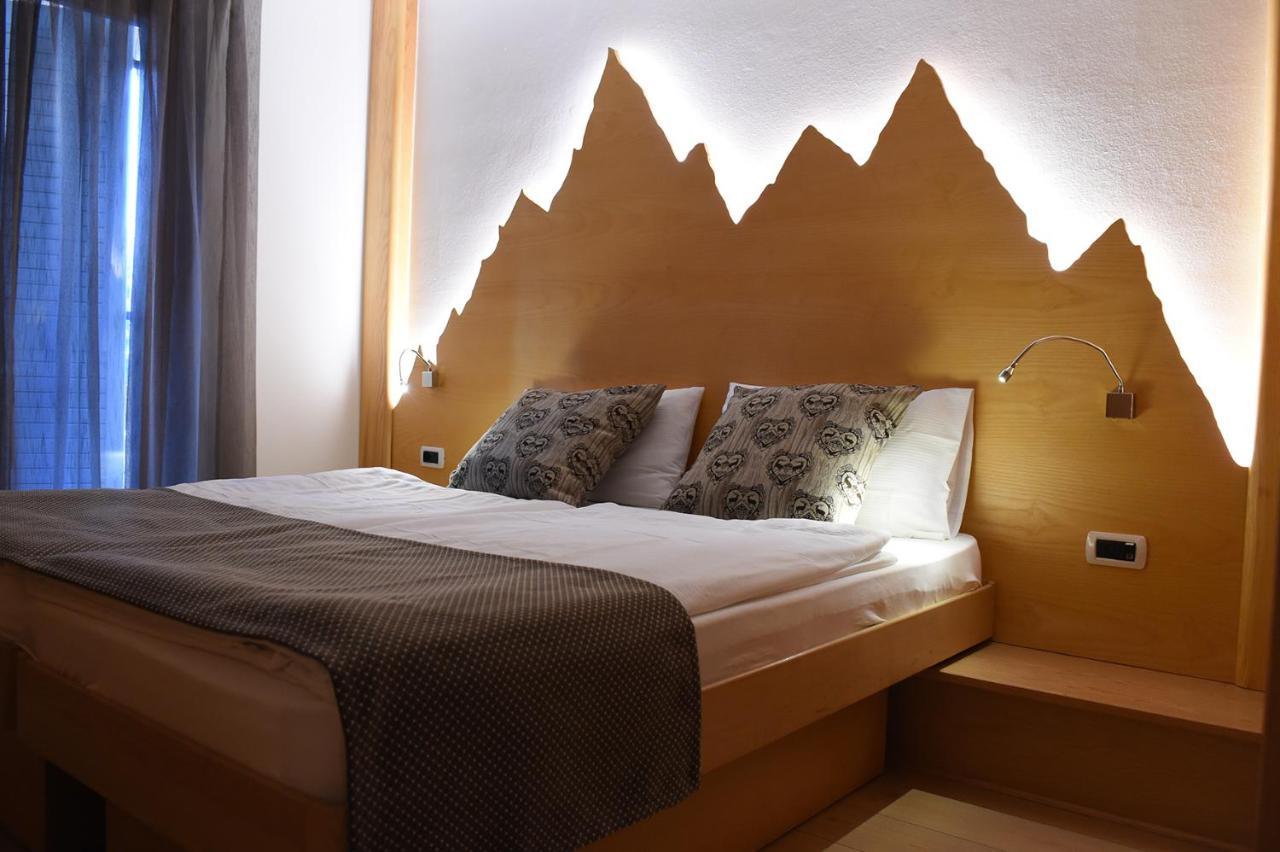Hotel Corona Pinzolo Bagian luar foto