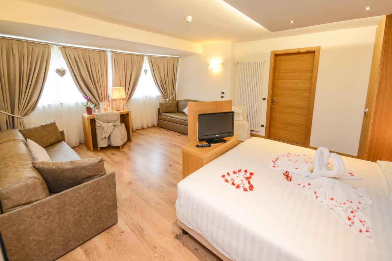 Hotel Corona Pinzolo Bagian luar foto