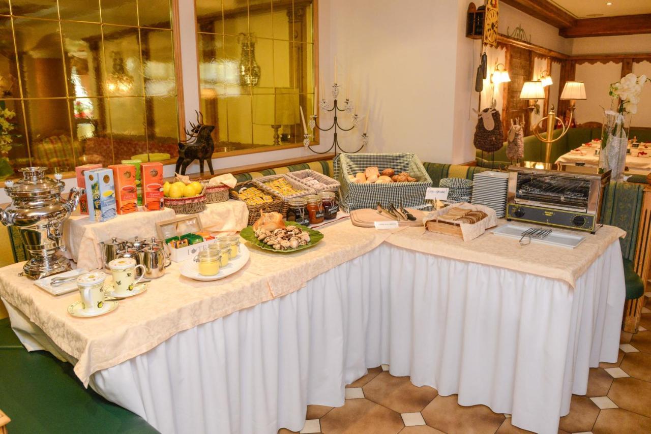 Hotel Corona Pinzolo Bagian luar foto