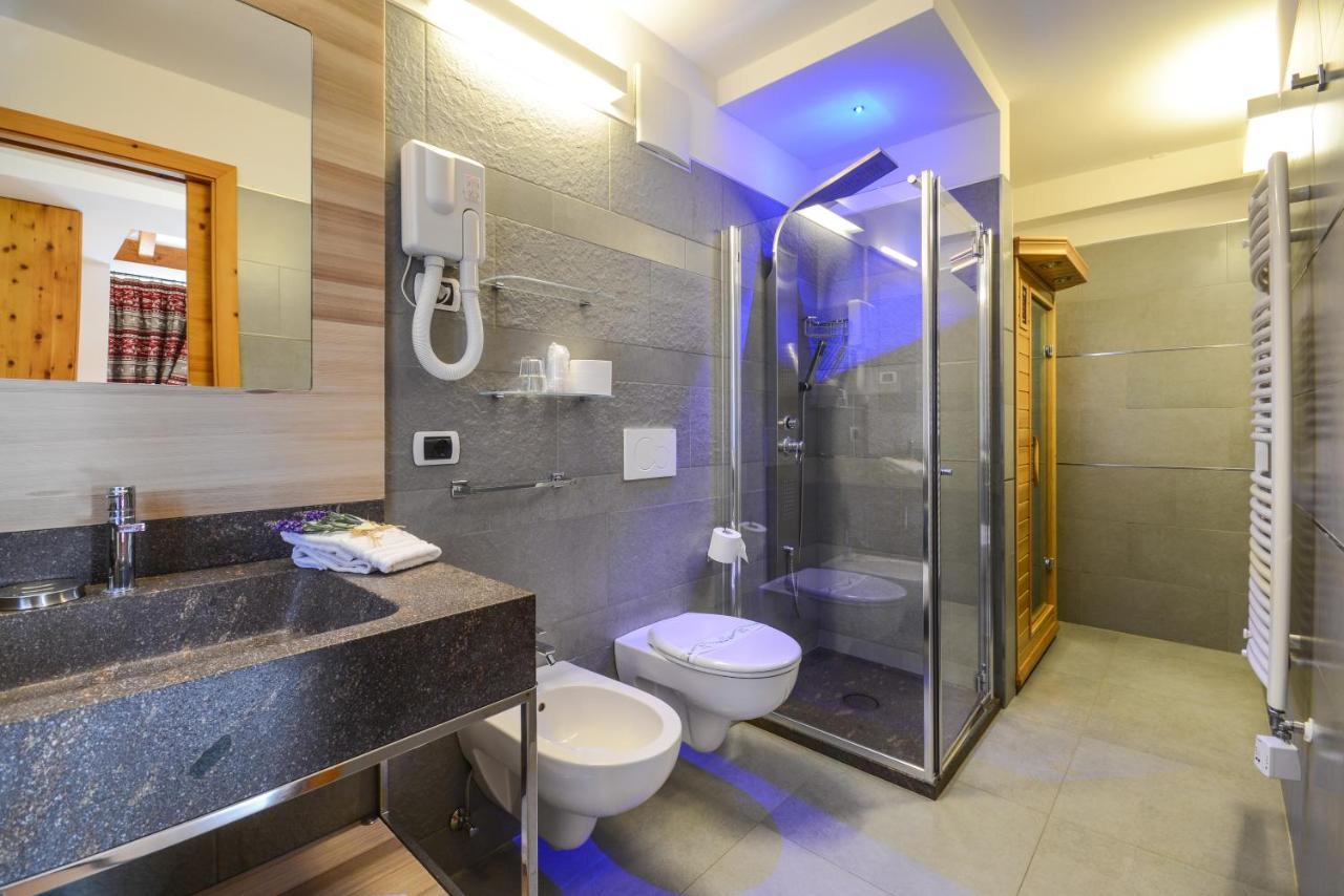 Hotel Corona Pinzolo Bagian luar foto