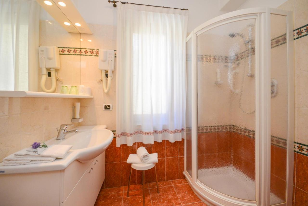 Hotel Corona Pinzolo Bagian luar foto