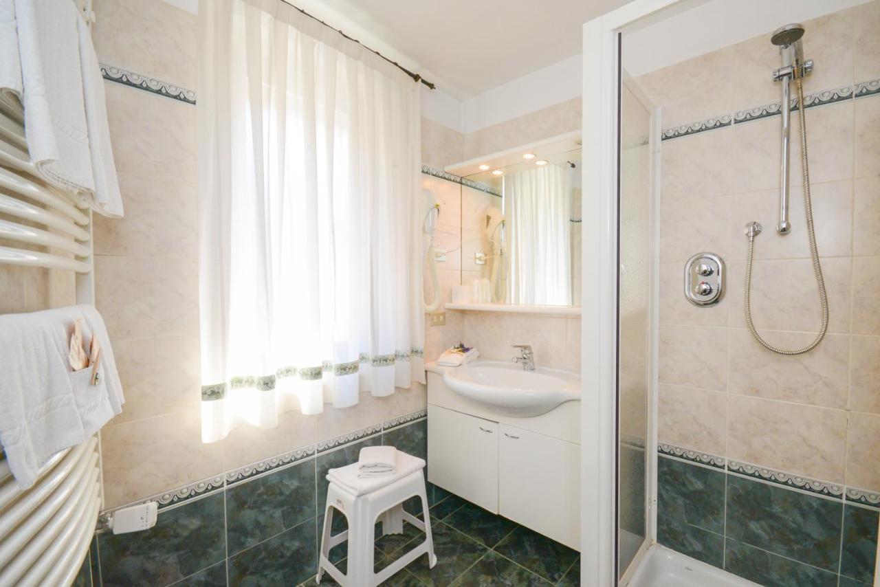 Hotel Corona Pinzolo Bagian luar foto