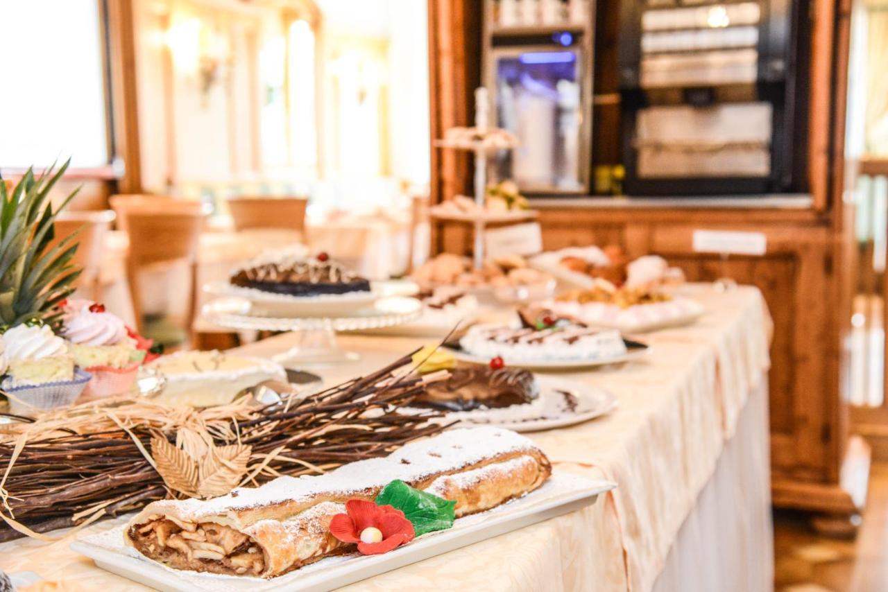 Hotel Corona Pinzolo Bagian luar foto