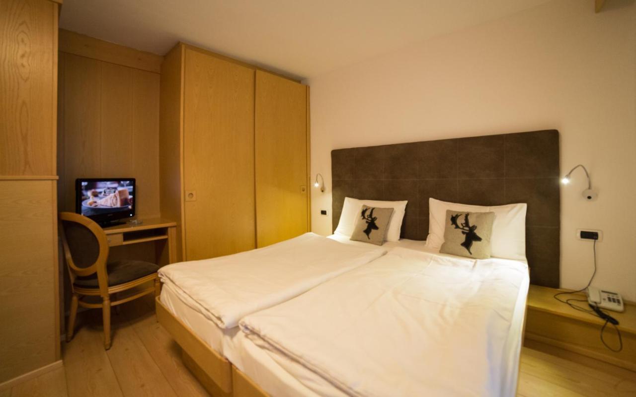 Hotel Corona Pinzolo Bagian luar foto
