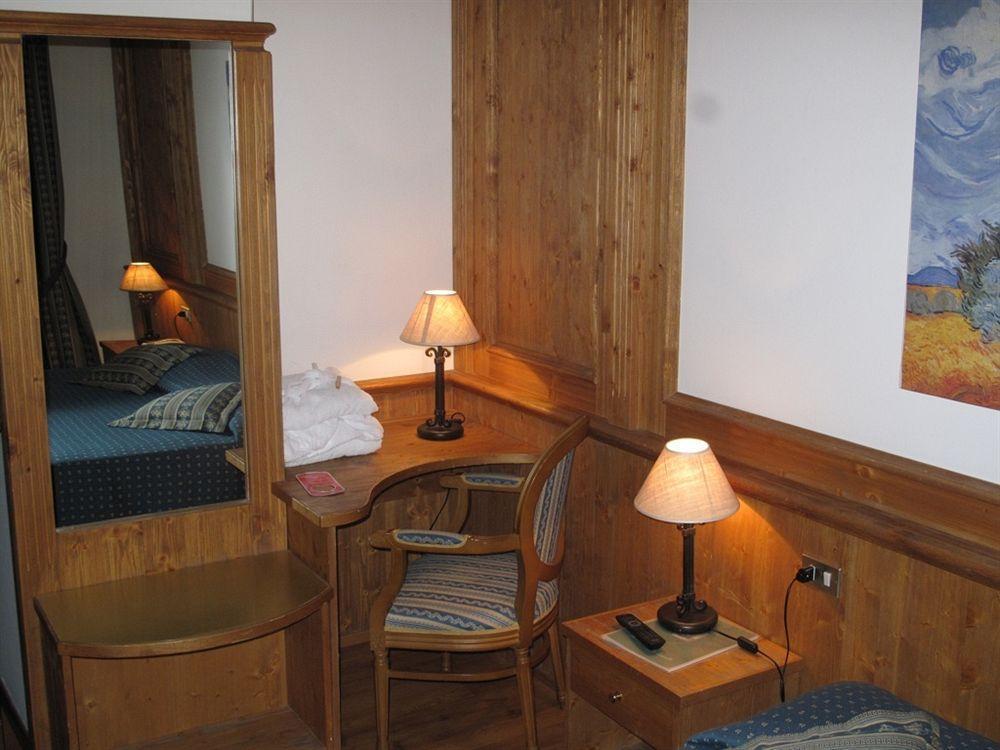 Hotel Corona Pinzolo Bagian luar foto