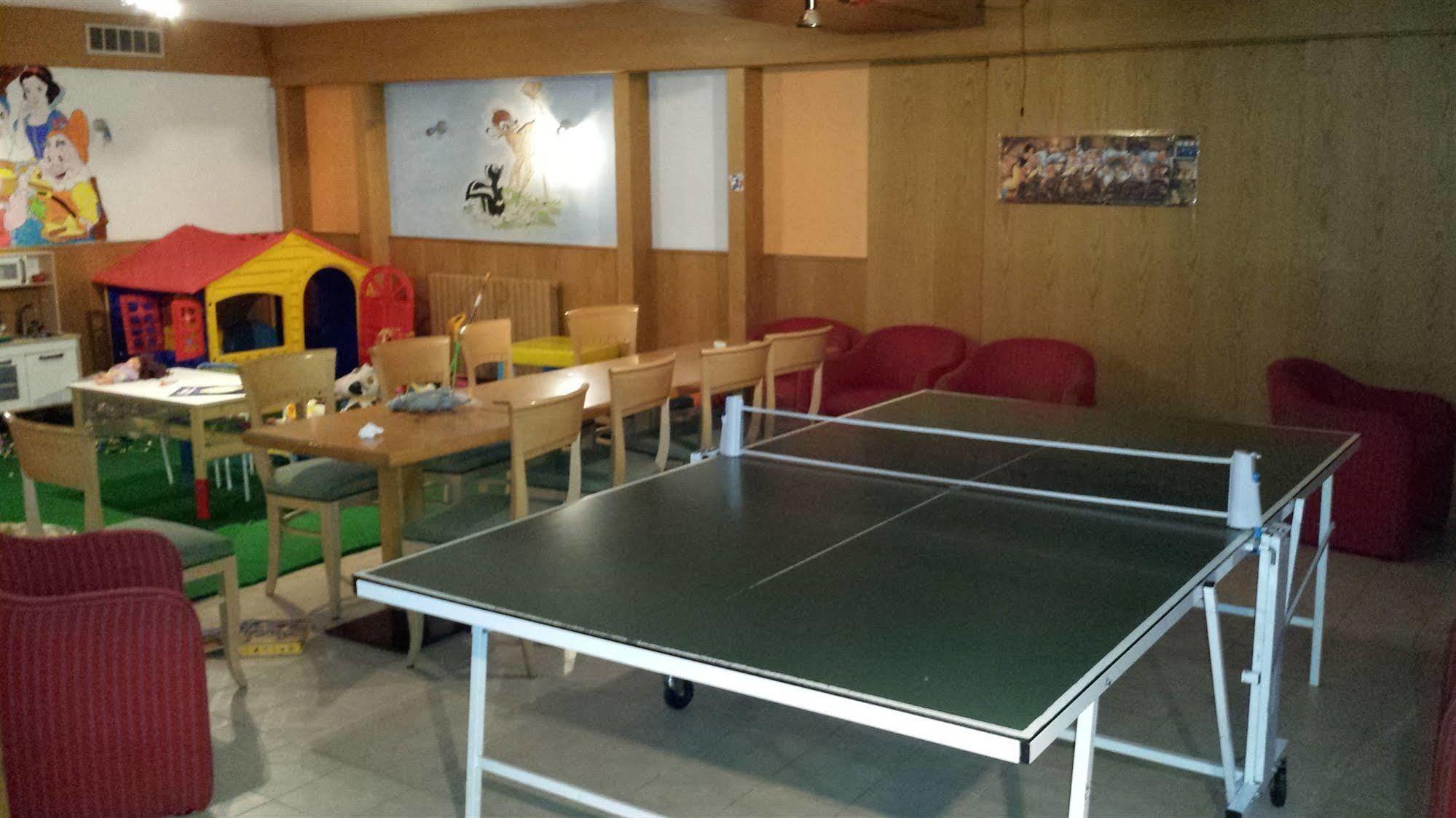 Hotel Corona Pinzolo Bagian luar foto