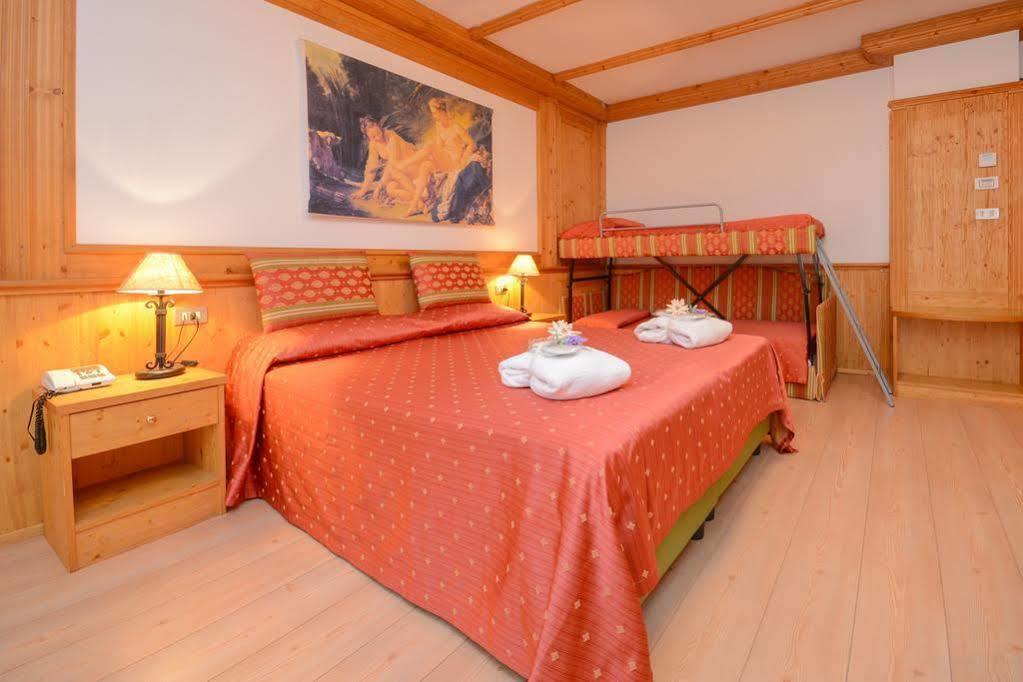 Hotel Corona Pinzolo Bagian luar foto