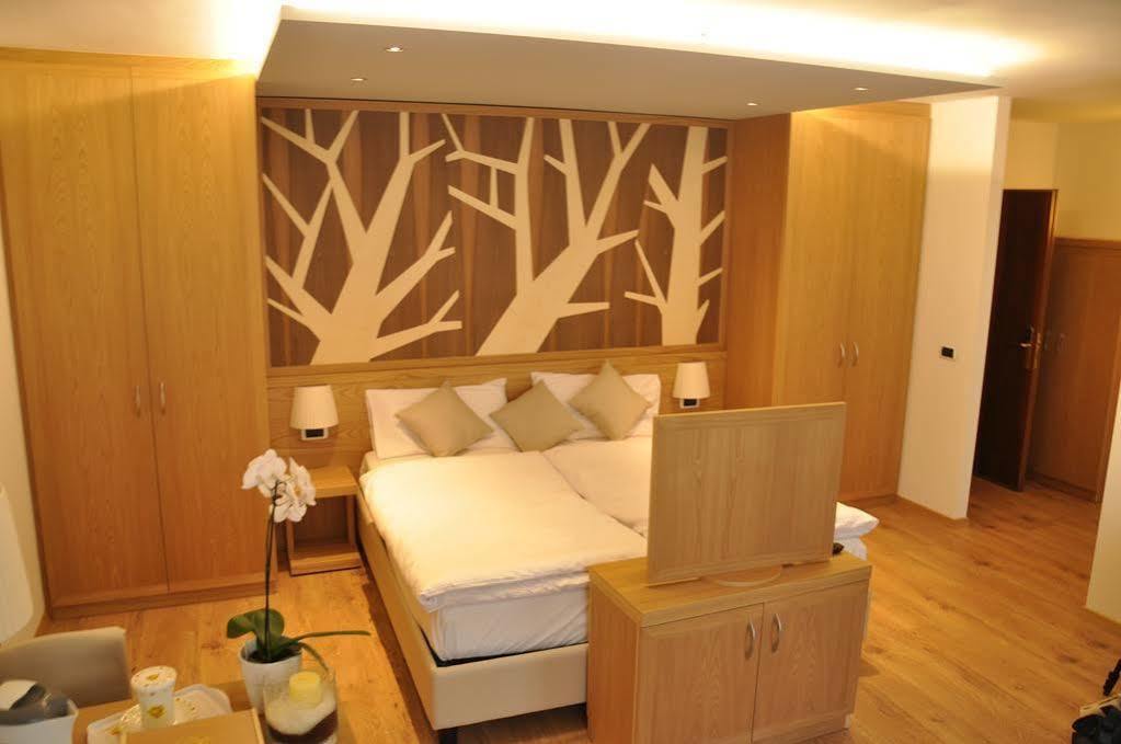 Hotel Corona Pinzolo Bagian luar foto